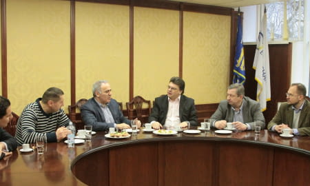 ПРО РЕВОЛЮЦІЮ, ШАХИ, БЛАГОДІЙНІСТЬ Й ЗАГАЛЬНОЛЮДСЬКІ ЦІННОСТІ