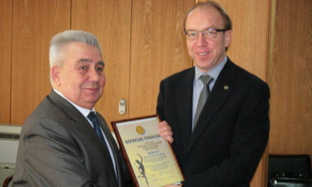 І ЗНОВУ ЧИНОВНИКИ ВИМАГАЮТЬ «ПАПІРЦІ»